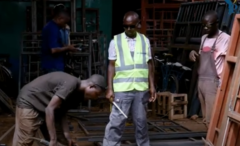 Il possède un atelier de soudure, et grâce au PAEEJ, il réalise un bénéfice de 3 à 4 millions de francs burundais par mois.